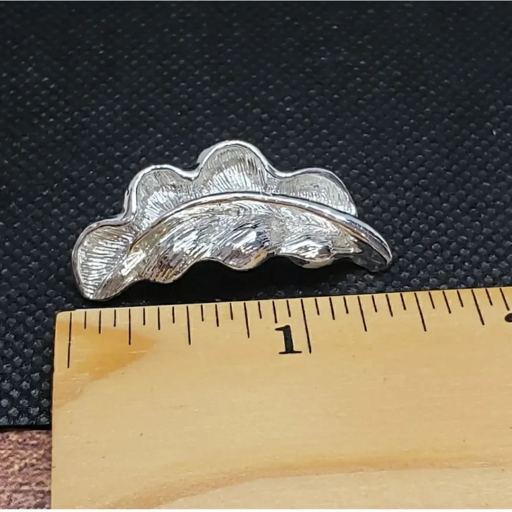 VINTAGE GERRY'S Silver-tone Leaf Pin Brooch Collectible Jewelry